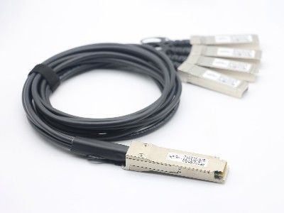 Cable optique Dac Qsfp+ à 4x SFP+ 10g Cable de cuivre à haute vitesse Twinax 5M